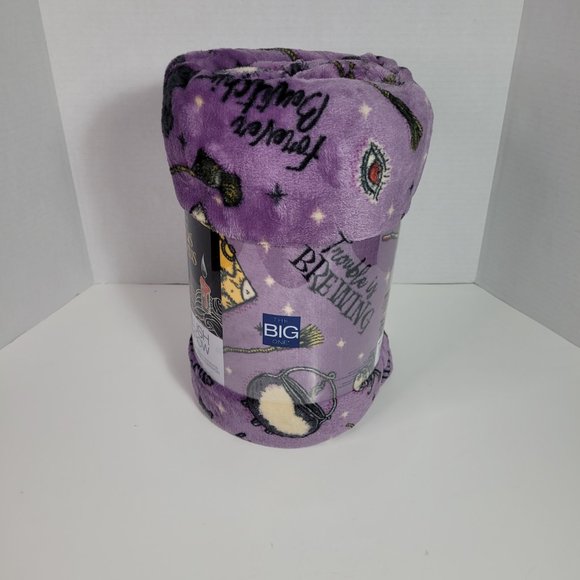 Disney's HOCUS POCUS Spooky Super Soft and Cozy The Big One Plush Throw - Picture 4 of 8